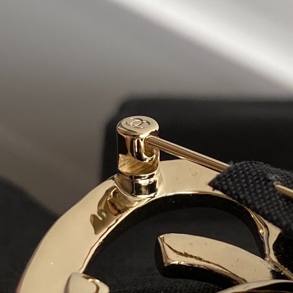 CHANEL 2022P GOLDEN TONE HEART METAL BROOCH WITH CC LOGO - Picture 14 of 16